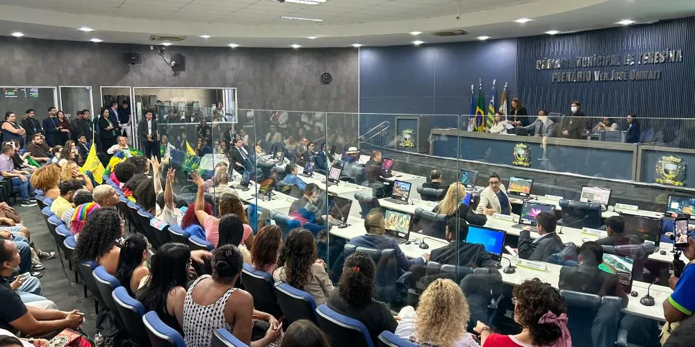 Pedido de vistas adia votação de projeto sobre uso de banheiros femininos na Câmara Municipal de Teresina.
