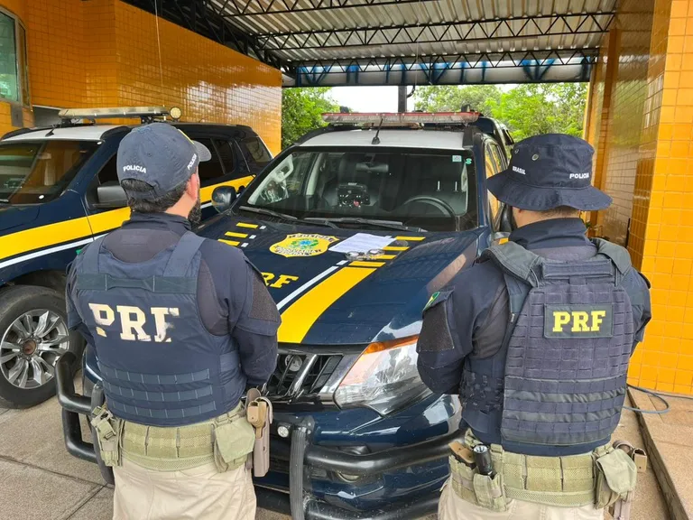 Em Floriano-PI, PRF prende passageiro com mandado por roubo durante fiscalização em ônibus.