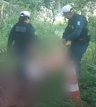 Um homem não identificado foi encontrado morto, na manhã desta quarta-feira (8), em uma área de mata às margens da Estrada da Alegria, na Zona Sul de Teresina.
