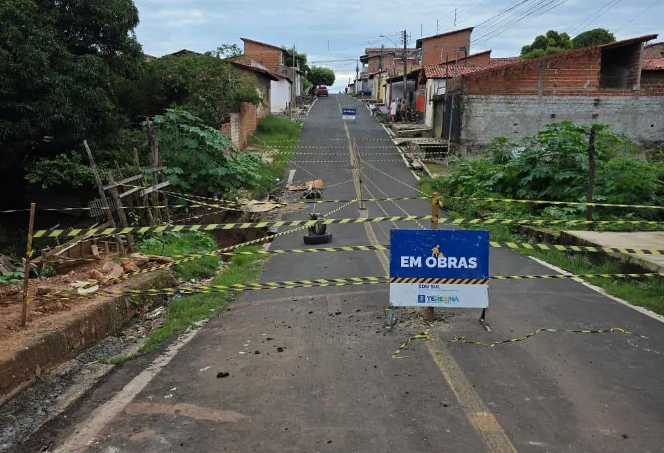 Em Teresina, Fiscais da SDU SUL interditam rua na vila da paz após erosão de grande proporção.